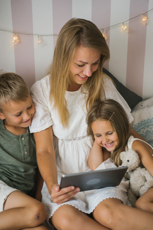 Reading Together: Fun Learning Moments with E-Books for the Whole Family